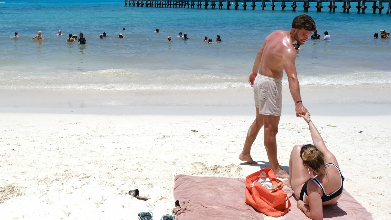 Touristen am Strand von Cancún: Kurz vor dem Sturm herrschte noch Urlaubsstimmung.