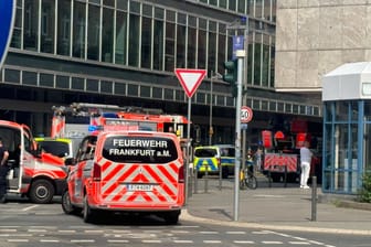 Die Feuerwehr Frankfurt war mit mehreren Einsatzwagen vor Ort.