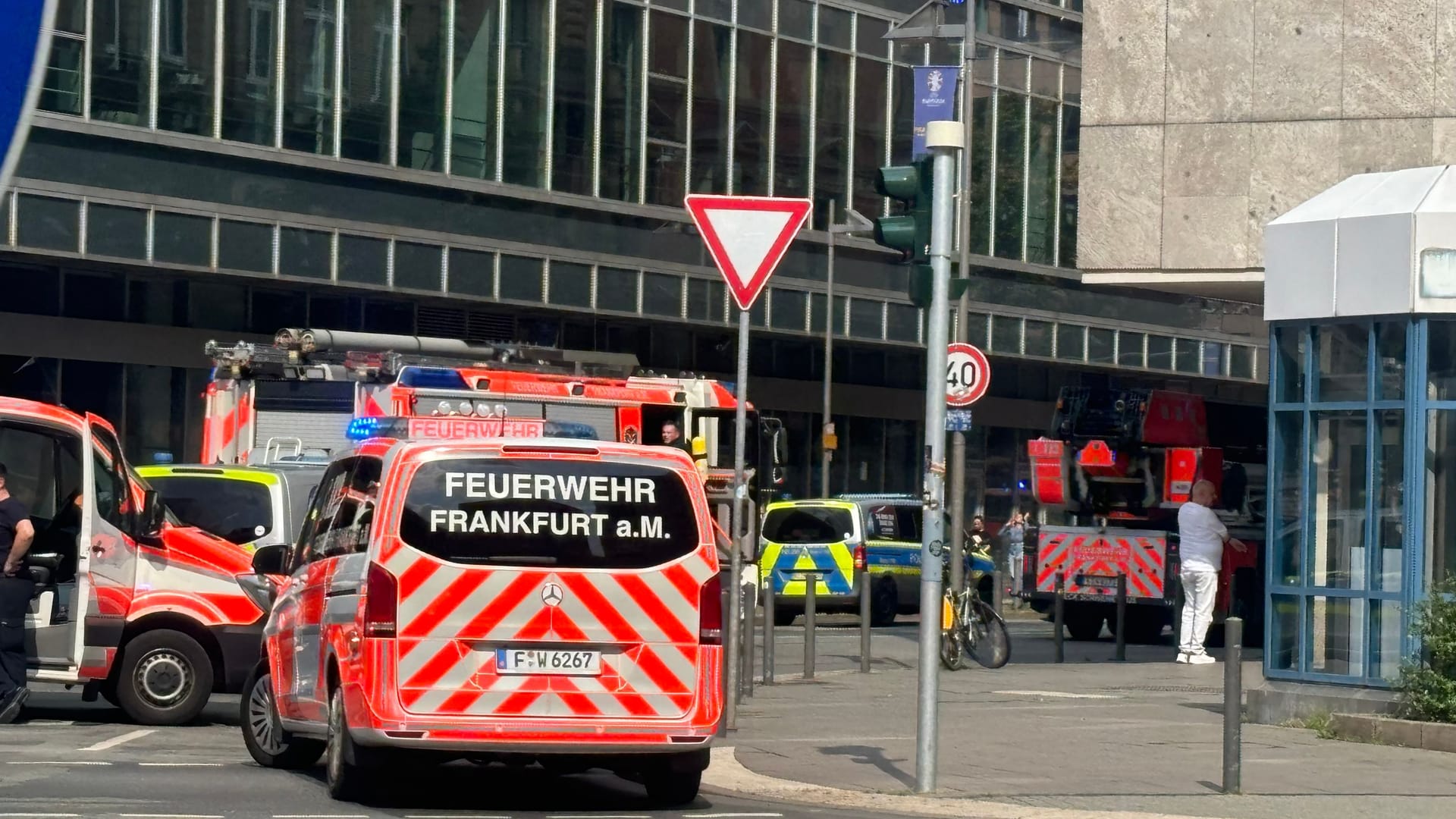 Die Feuerwehr Frankfurt war mit mehreren Einsatzwagen vor Ort.