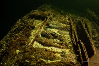 Flaschen liegen in einem Schiffswrack: Taucher fanden Champagner und Selterswasser