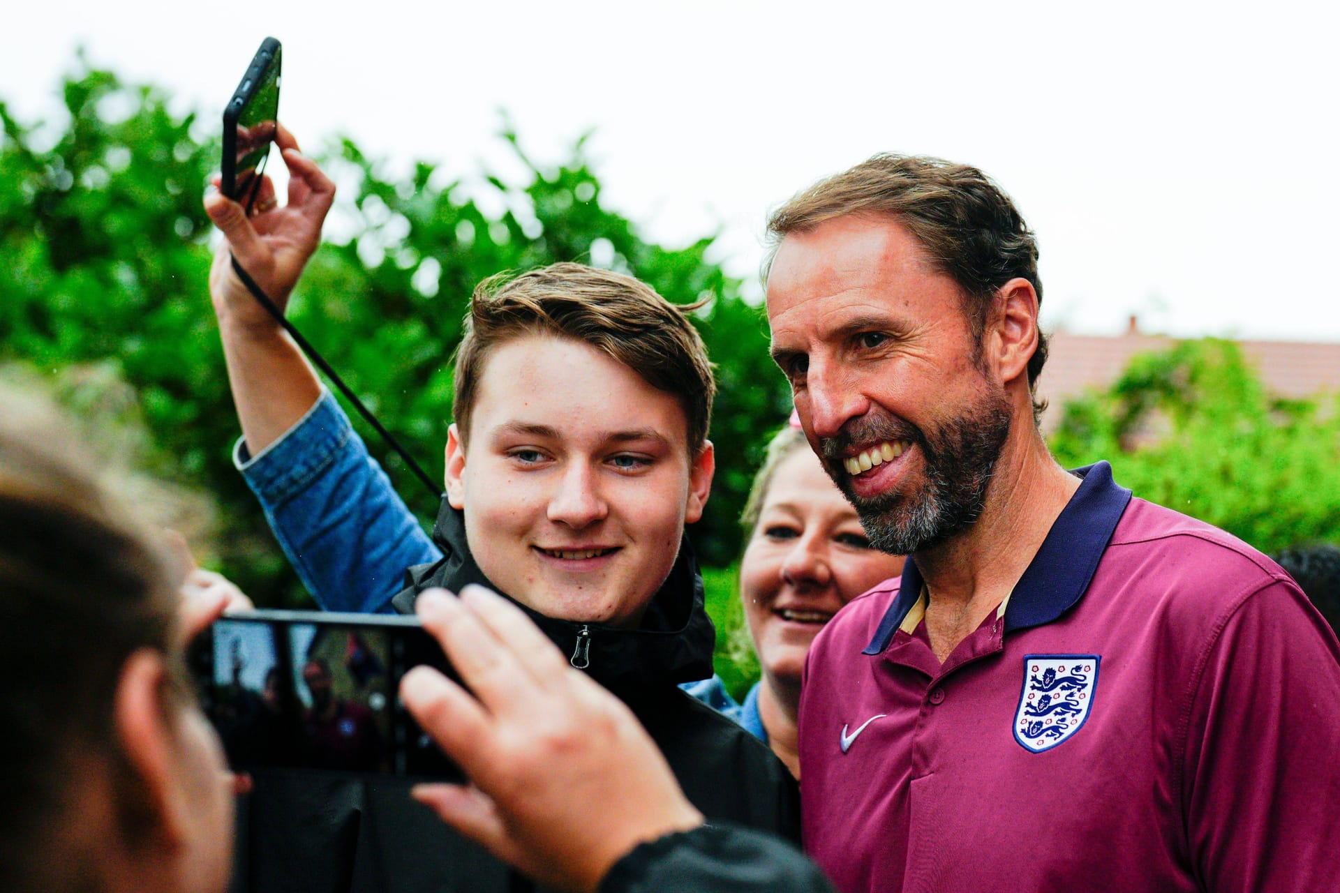 Trainer Gareth Southgate mit Fans (Archivbild): In Dortmund entdeckten Anhänger der englischen Mannschaft einen Doppelgänger – bei der Polizei.