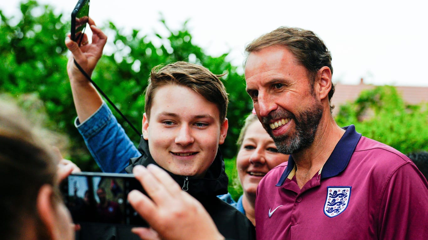 Trainer Gareth Southgate mit Fans (Archivbild): In Dortmund entdeckten Anhänger der englischen Mannschaft einen Doppelgänger – bei der Polizei.