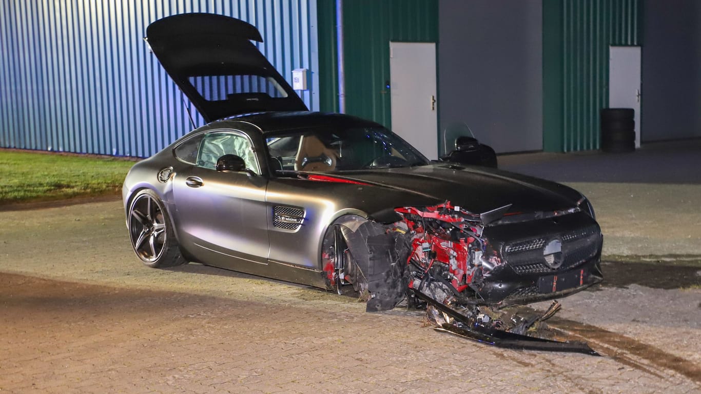 Unfallauto im Kreis Steinburg: Der Fahrer des Wagens hatte vor dem Unfall getrunken.