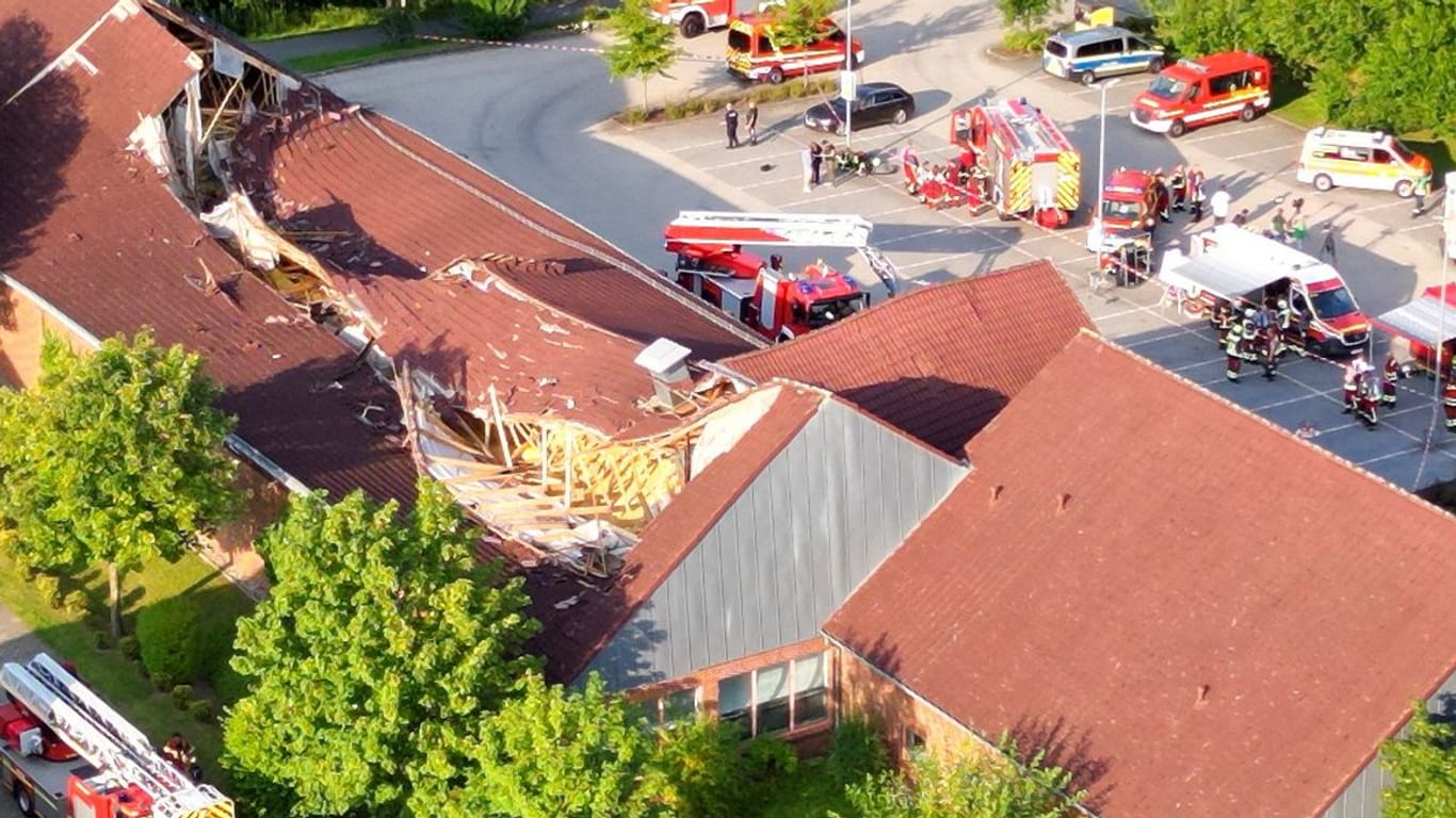 Der Unglücks-Netto in Ratzeburg: Zwölf Personen konnten sich retten, sie kamen leicht verletzt aus dem Markt heraus.