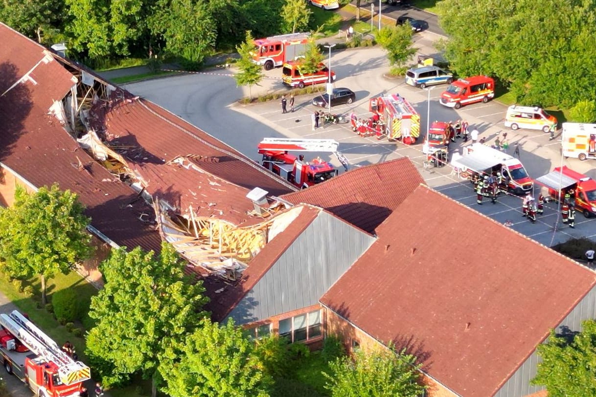 Der Unglücks-Netto in Ratzeburg: Zwölf Personen konnten sich retten, sie kamen leicht verletzt aus dem Markt heraus.