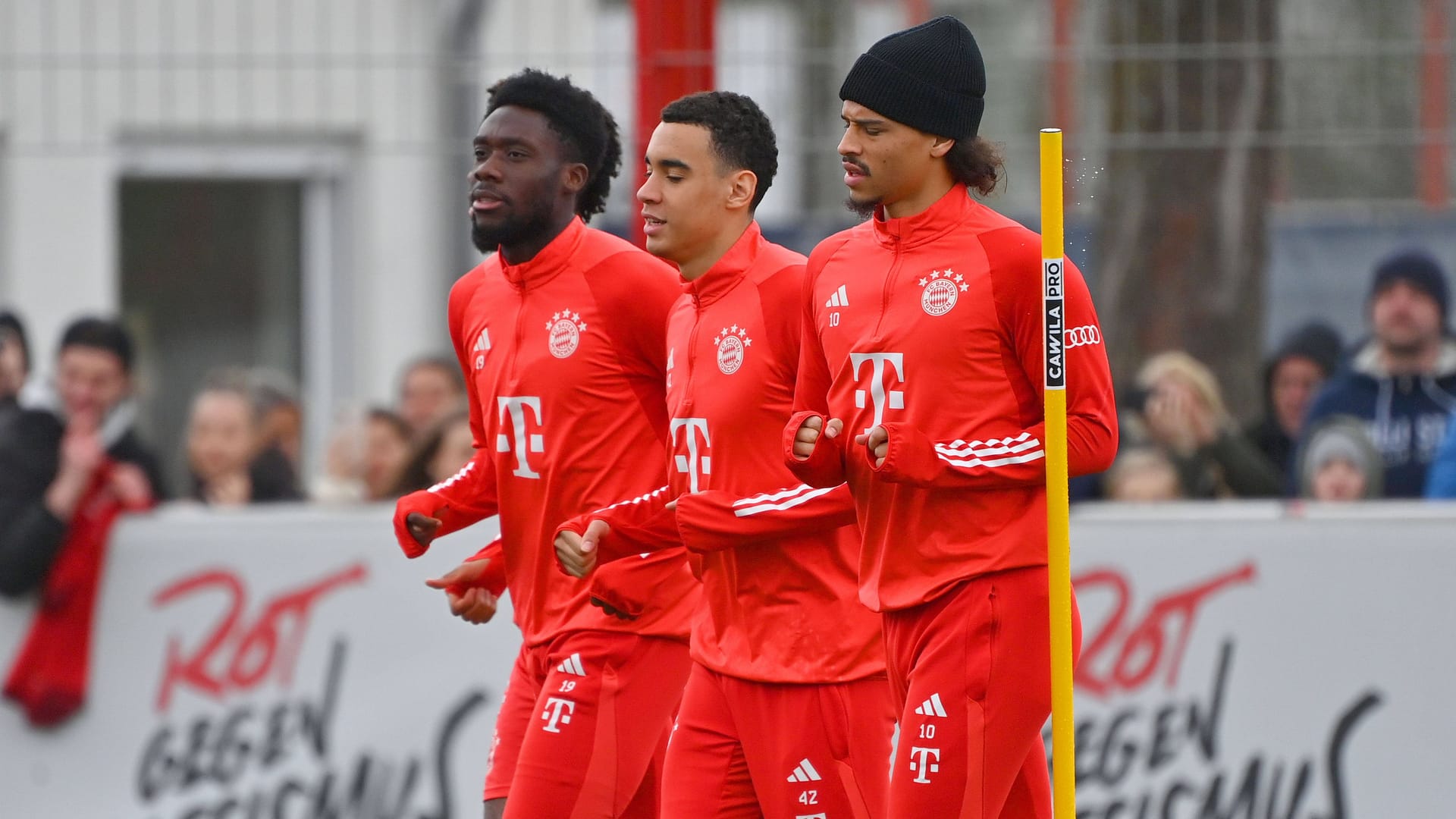 Haben noch Urlaub: (v.l.) Alphonso Davies, Jamal Musiala und Leroy Sané.