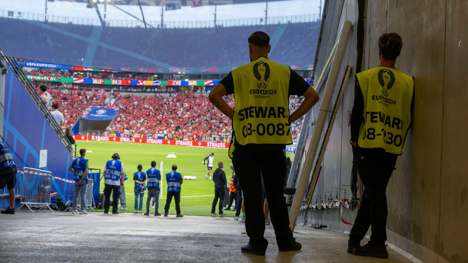 Ordner stehen bei einem EM-Spiel in einem Zugang zur Frankfurter Arena (Archivbild): Was Auslöser für die brutale Attacke war, ist noch nicht bekannt.