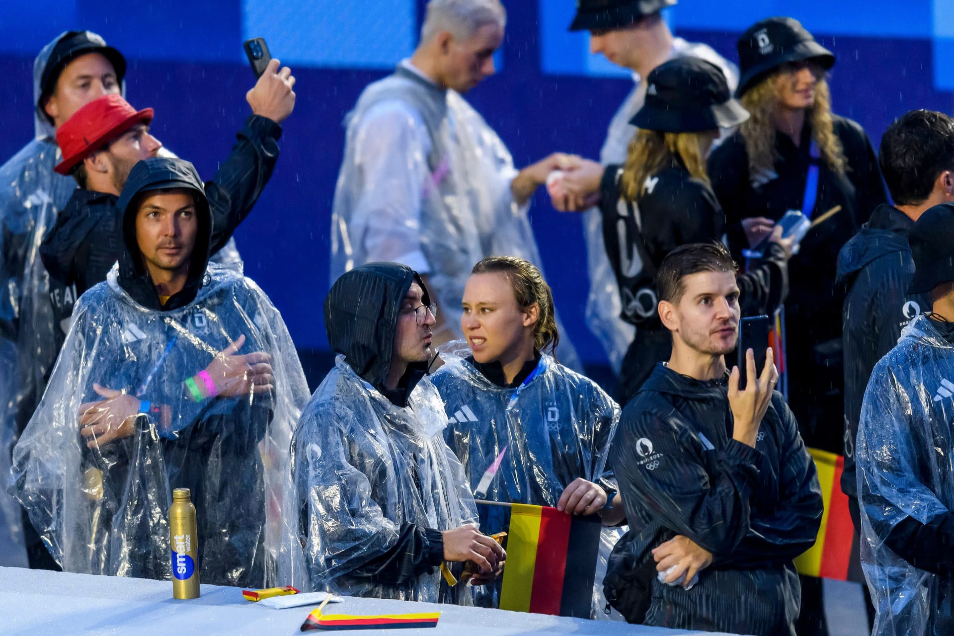 Team Deutschland im strömenden Regen bei der Eröffnungsfeier am Trocadéro.