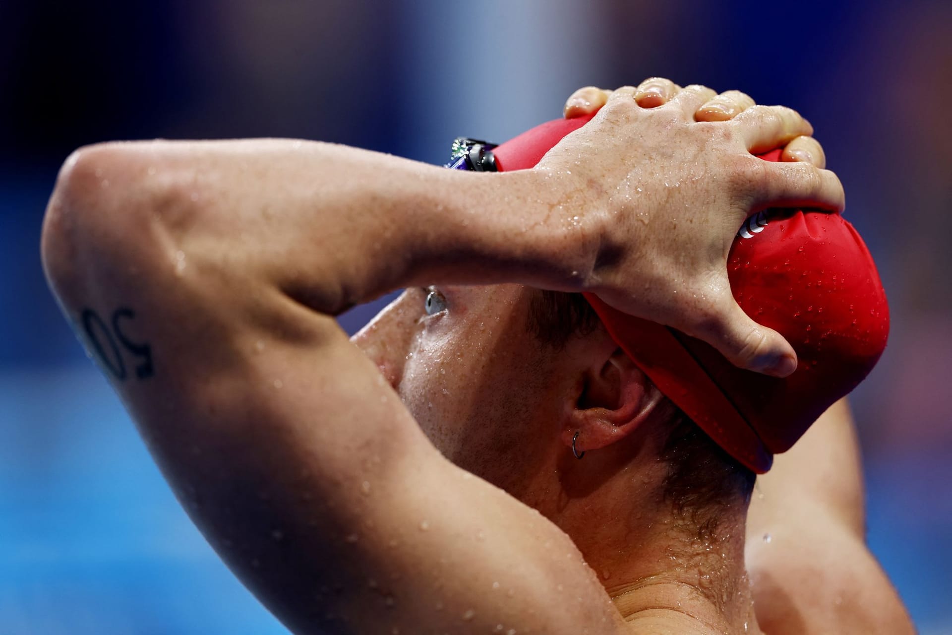 Luke Greenbank schlägt die Hände ¨über dem Kopf zusammen: Er wurde beim 200-Meter-Rückenschwimmen disqualifiziert.