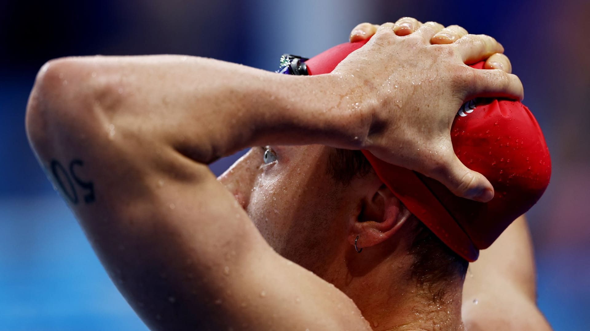 Luke Greenbank schlägt die Hände ¨über dem Kopf zusammen: Er wurde beim 200-Meter-Rückenschwimmen disqualifiziert.