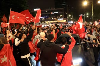 Türkische Fans feiern in Berlin (Archivbild): Das Land trifft im Olympiastadion auf die Niederlande.