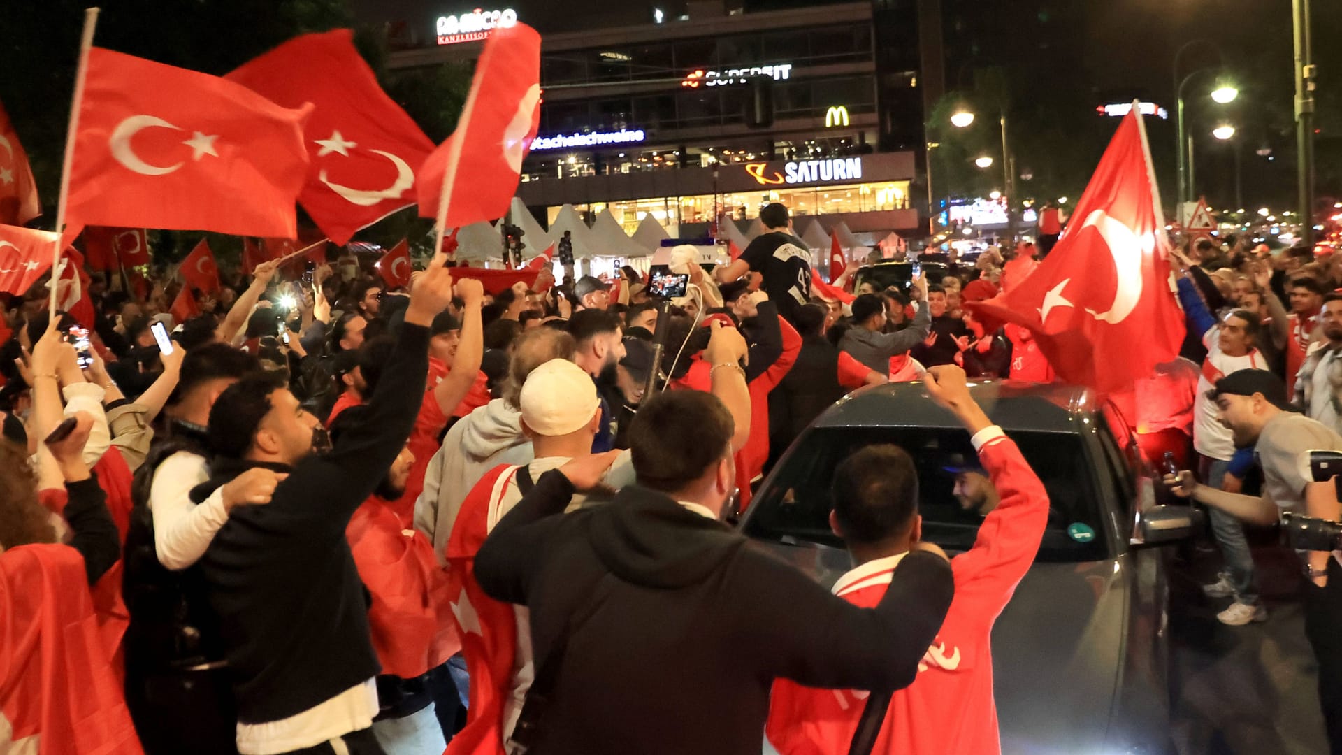 Türkische Fans feiern in Berlin (Archivbild): Das Land trifft im Olympiastadion auf die Niederlande.