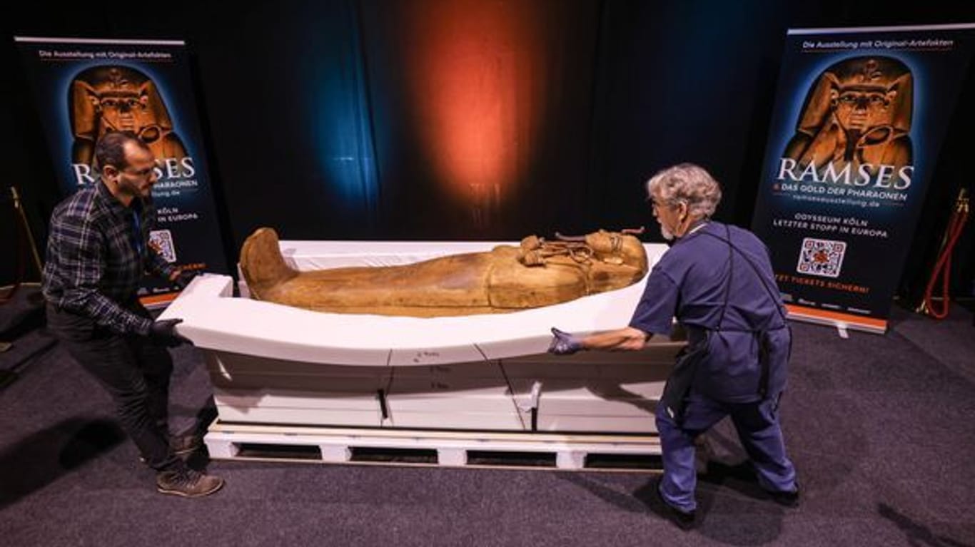 Köln: Mitarbeiter des Museums enthüllen den Sarg von Ramses II für die Ausstellung "Ramses & das Gold der Pharaonen".