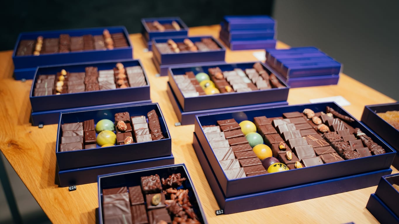 Eine Schachtel Pralinen: Léonie und Corentin produzieren ihre Schokolade in Handarbeit.