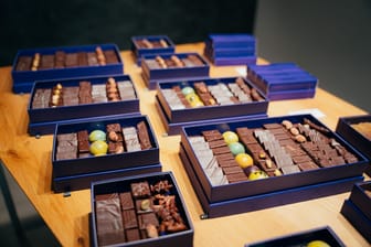Eine Schachtel Pralinen: Léonie und Corentin produzieren ihre Schokolade in Handarbeit.