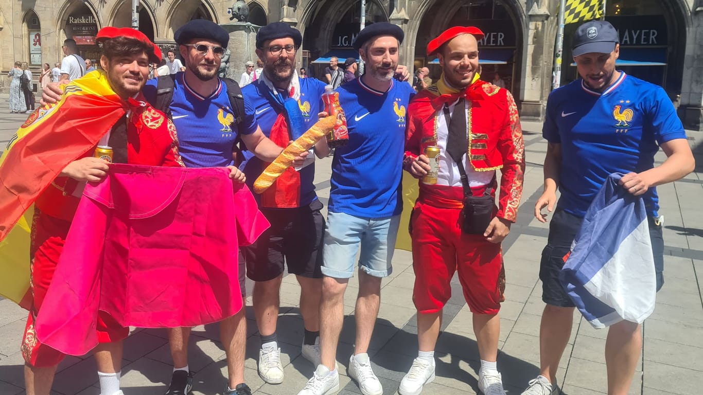 Friedliche Stimmung: Adolfo Ataz (l.) posiert mit seinem Kumpel gemeinsam mit einer Gruppe französischer Anhänger.