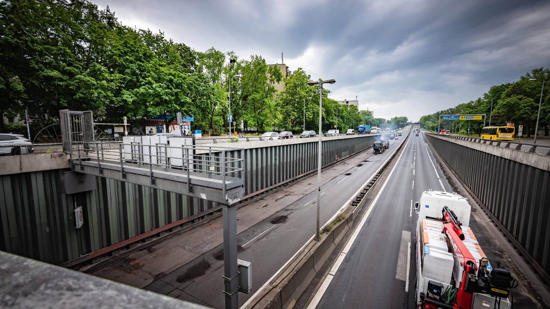 Die A111 (Archivbild): In Berlin haben Unbekannte Steine auf eine Autobahn geworfen.