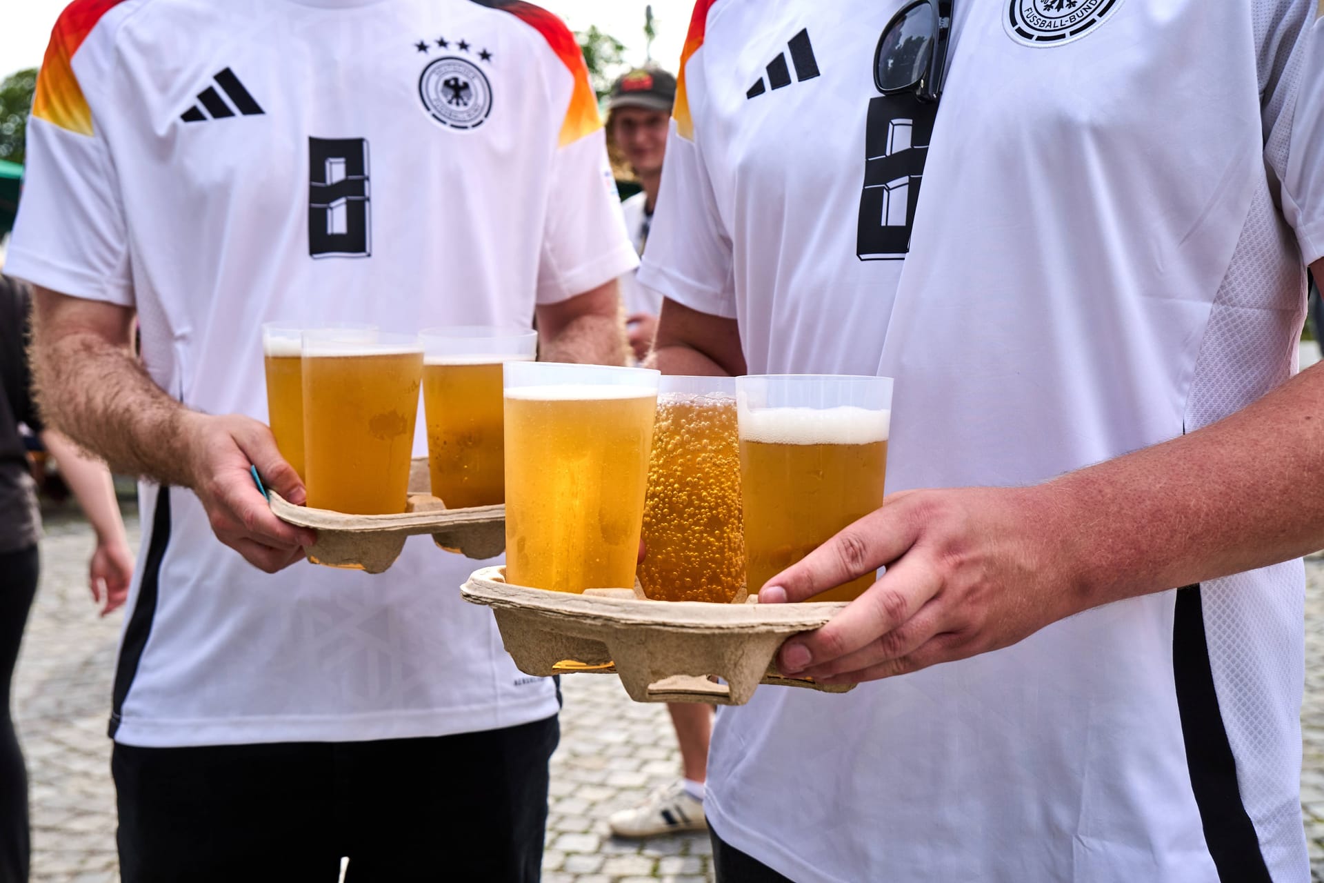 Zwei Fans stehen mit Bier in der Fan Zone (Archivbild): Insgesamt kamen während der EM mehr als xxx.xxxx Menschen in den Olympiapark.