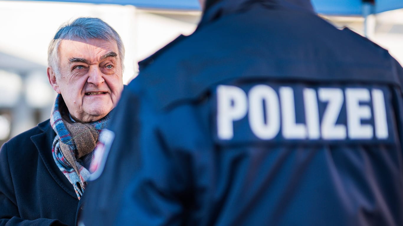 Herbert Reul (CDU) bei einer Polizeiveranstaltung (Archivfoto): Er will die Kommunikation der Polizei verändern.