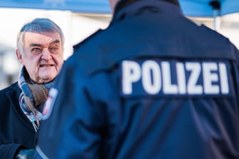 Herbert Reul (CDU) bei einer Polizeiveranstaltung (Archivfoto): Er will die Kommunikation der Polizei verändern.