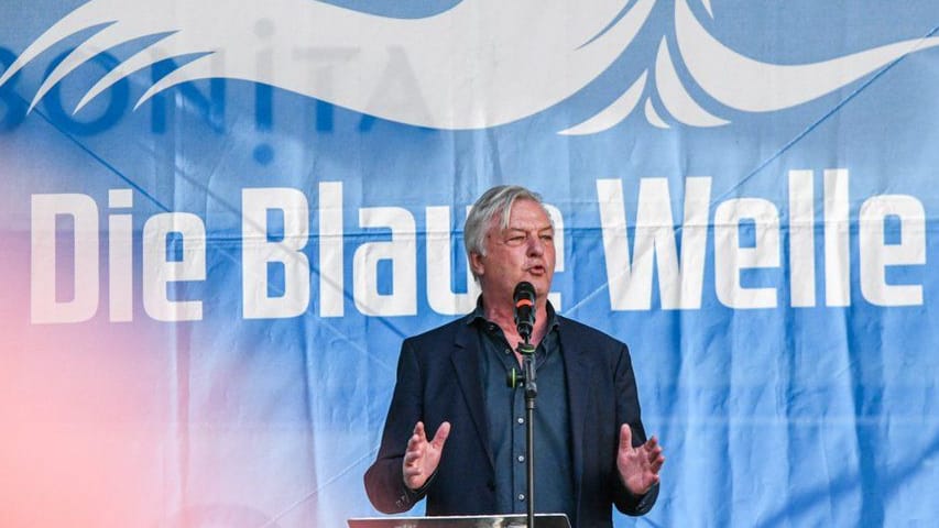 Jürgen Elsässer: Während er Spenden für eine Bühnentour "Blaue Welle" zur AfD-Unterstützung über das Firmenkonto sammelte, kündigte die Sparkasse Potsdam ihm.