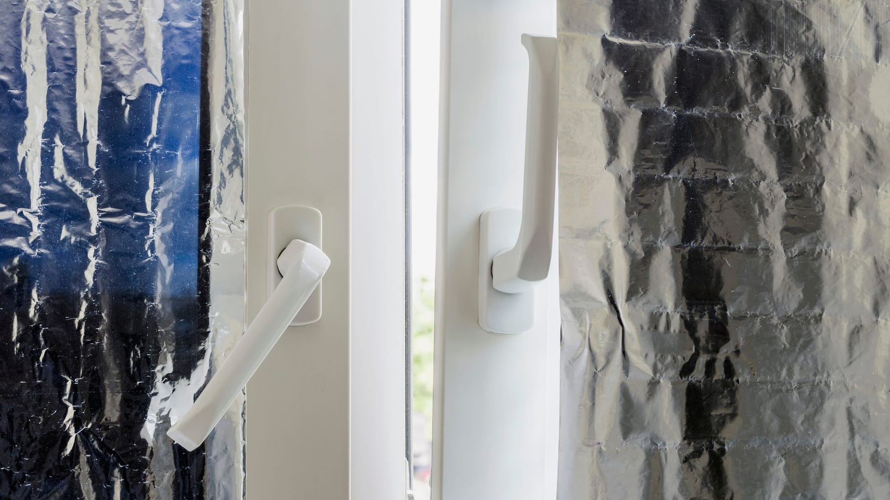Alufolie-am-Fenster-gegen-Hitze-im-Sommer-Trick-ist-gef-hrlich