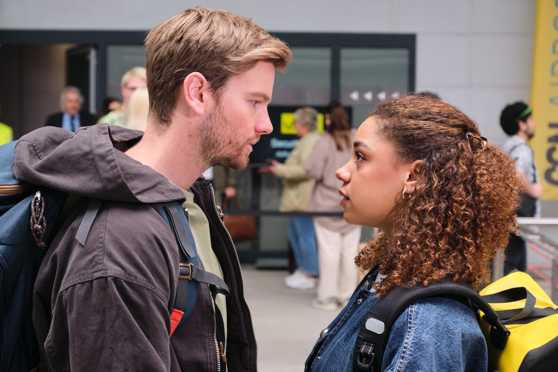 Valentin (Aaron Koszuta) und Paula (Jess Maura): Die beiden haben Gefühle füreinander.