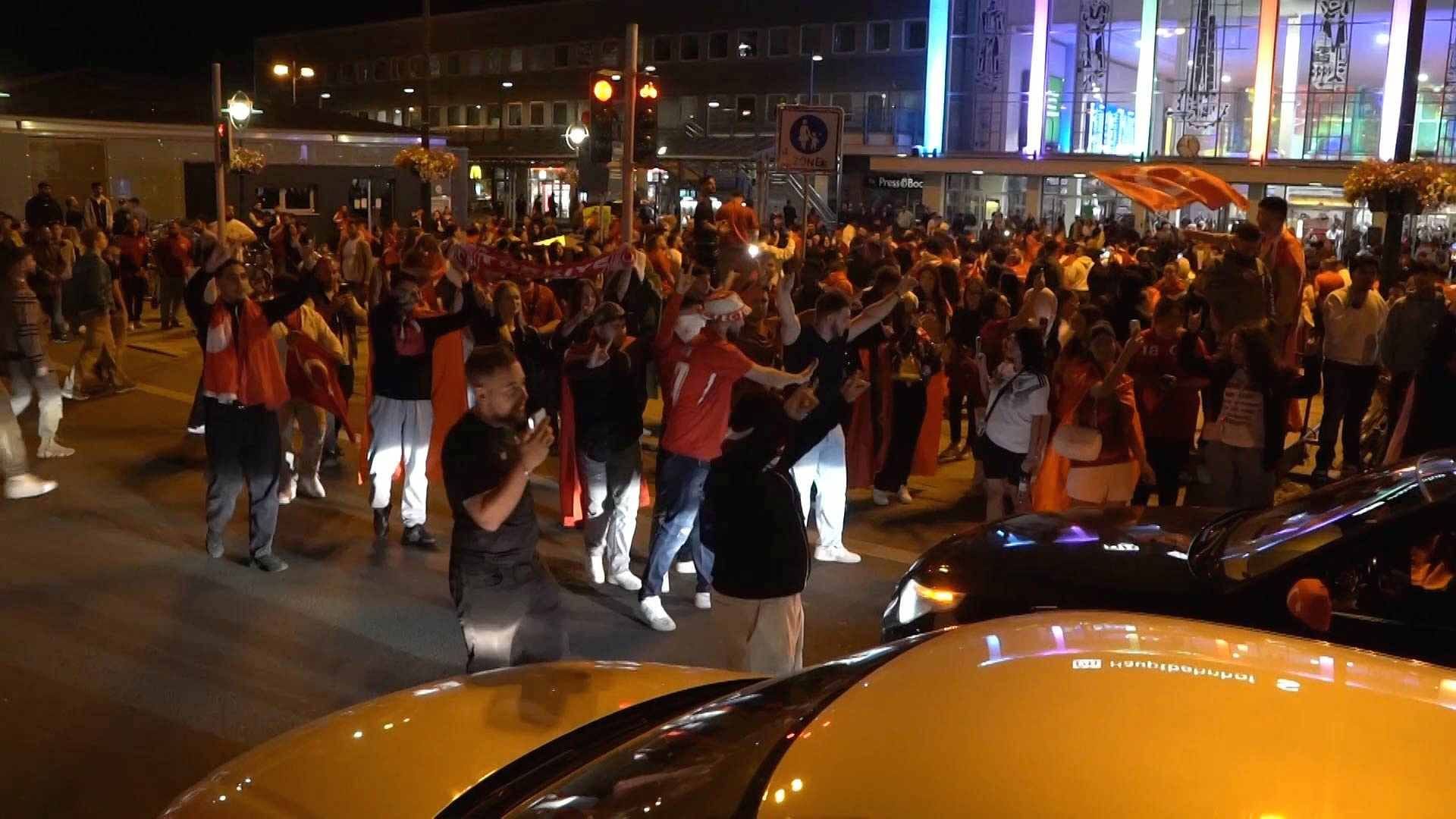 Am Samstagabend schied die türkische Fußballnationalmannschaft bei der EM gegen die Niederlande aus. Viele Fans feierten, es gab jedoch aus Auseinandersetzungen.