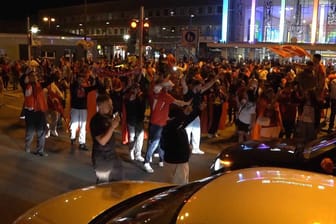 Am Samstagabend schied die türkische Fußballnationalmannschaft bei der EM gegen die Niederlande aus. Viele Fans feierten, es gab jedoch aus Auseinandersetzungen.