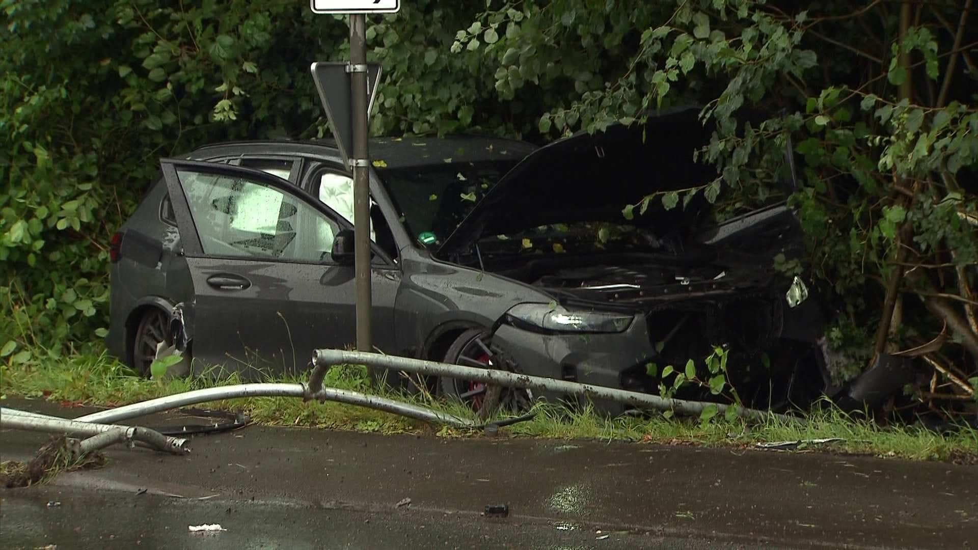 Der BMW donnerte über die Leitplanke: Unklar ist derzeit, wie es zu dem Unfall kommen konnte.