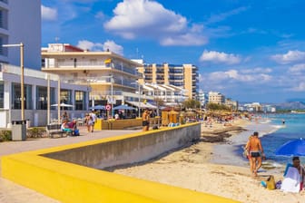 Alcúdia auf Mallorca (Archivbild): Hier starb ein Mädchen durch den Sturz von einem Balkon.