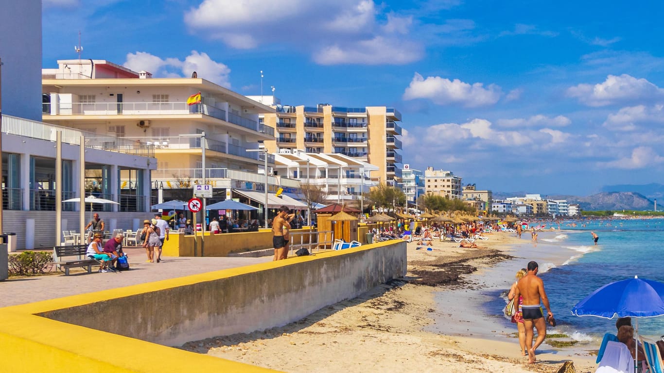 Alcúdia auf Mallorca (Archivbild): Hier starb ein Mädchen durch den Sturz von einem Balkon.