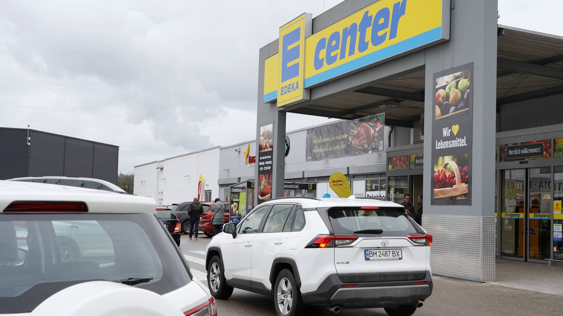 Eng und chaotisch: Auf dem Parkplatz vor dem Supermarkt kann es schnell rummsen. Wer hat dann die Schuld?