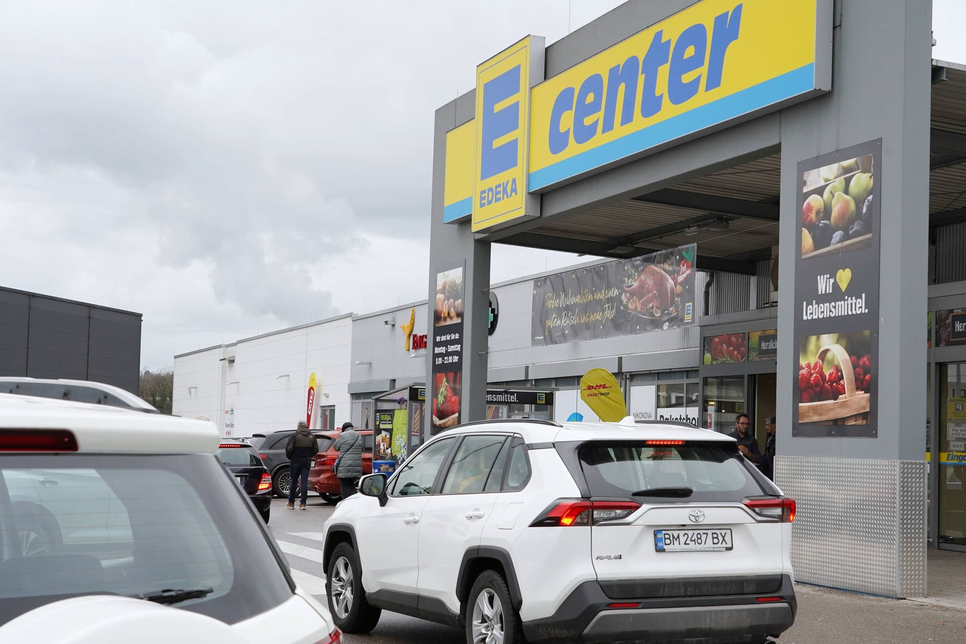 Eng und chaotisch: Auf dem Parkplatz vor dem Supermarkt kann es schnell rummsen. Wer hat dann die Schuld?