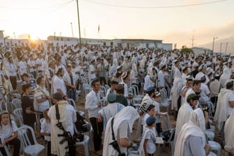 Palästinensische Gebiete: Jüdische Siedler beten im Außenposten Eviatar im israelisch besetzten Westjordanland.