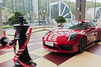 Ein Porsche bei einem Händler in Shanghai: In China ist der Absatz der Nobelmarke eingebrochen.