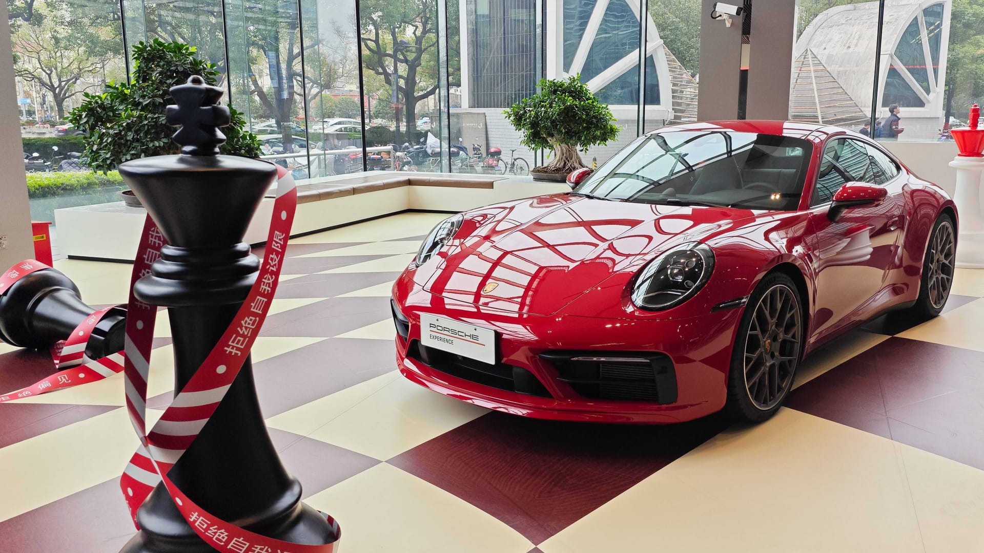 Ein Porsche bei einem Händler in Shanghai: In China ist der Absatz der Nobelmarke eingebrochen.