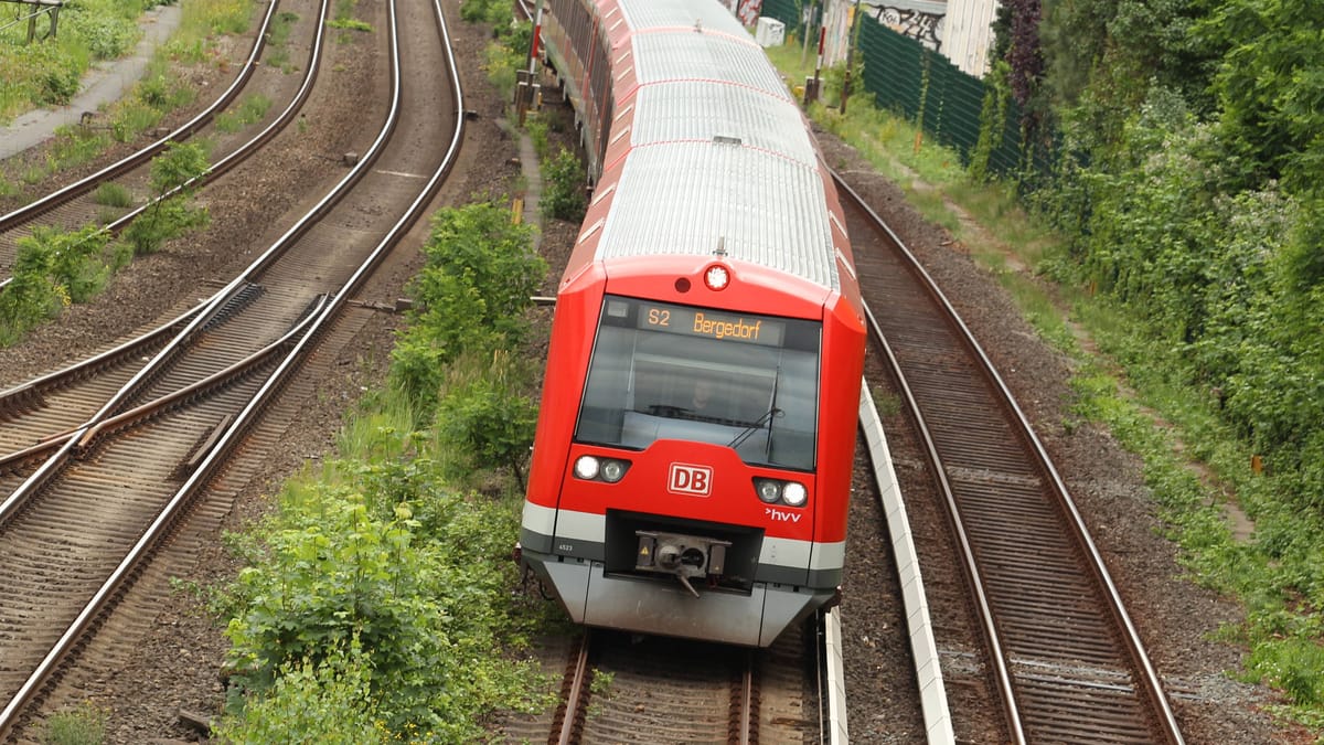 Otroka jedla sladkarije na tirih v Hamburgu, ustavili S-Bahn