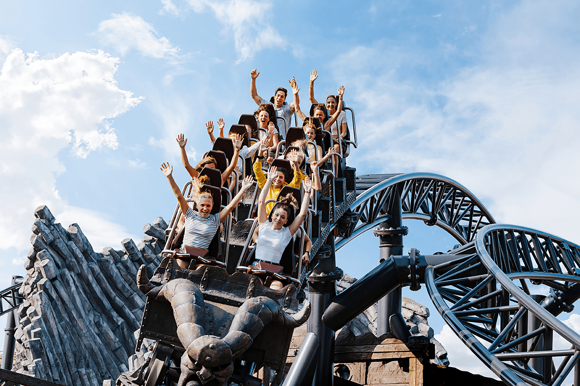 Fahrgäste auf dem "Taron": Ende März wurde ein Phantasialand-Mitarbeiter bei einem Vorfall mit dem Fahrgeschäft tödlich verletzt.