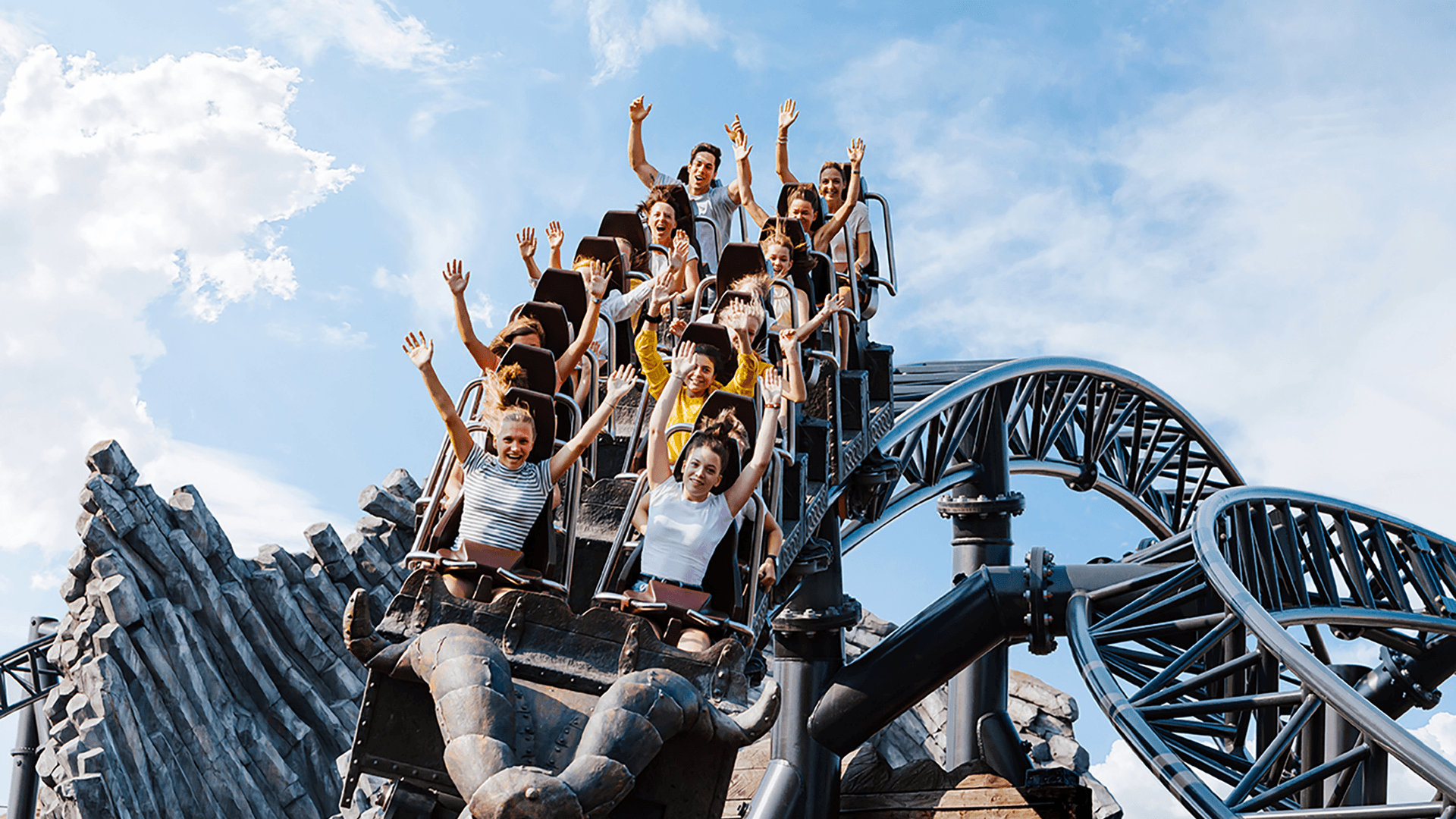 Fahrgäste auf dem "Taron": Ende März wurde ein Phantasialand-Mitarbeiter bei einem Vorfall mit dem Fahrgeschäft tödlich verletzt.