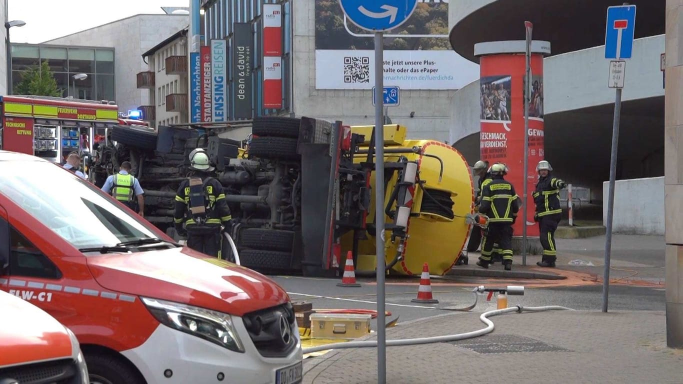 Auf der Silberstraße in Dortmund-Mitte ist am Freitagabend ein Tankwagen der EDG umgekippt. Die Feuerwehr leitete eine aufwendige Bergung ein.