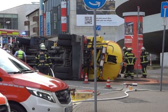 Auf der Silberstraße in Dortmund-Mitte ist am Freitagabend ein Tankwagen der EDG umgekippt. Die Feuerwehr leitete eine aufwendige Bergung ein.