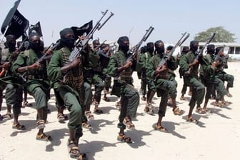 Hunderte von neu ausgebildeten Al-Shabaab-Kämpfern südlich von Mogadischu, Somalia (Archivbild).