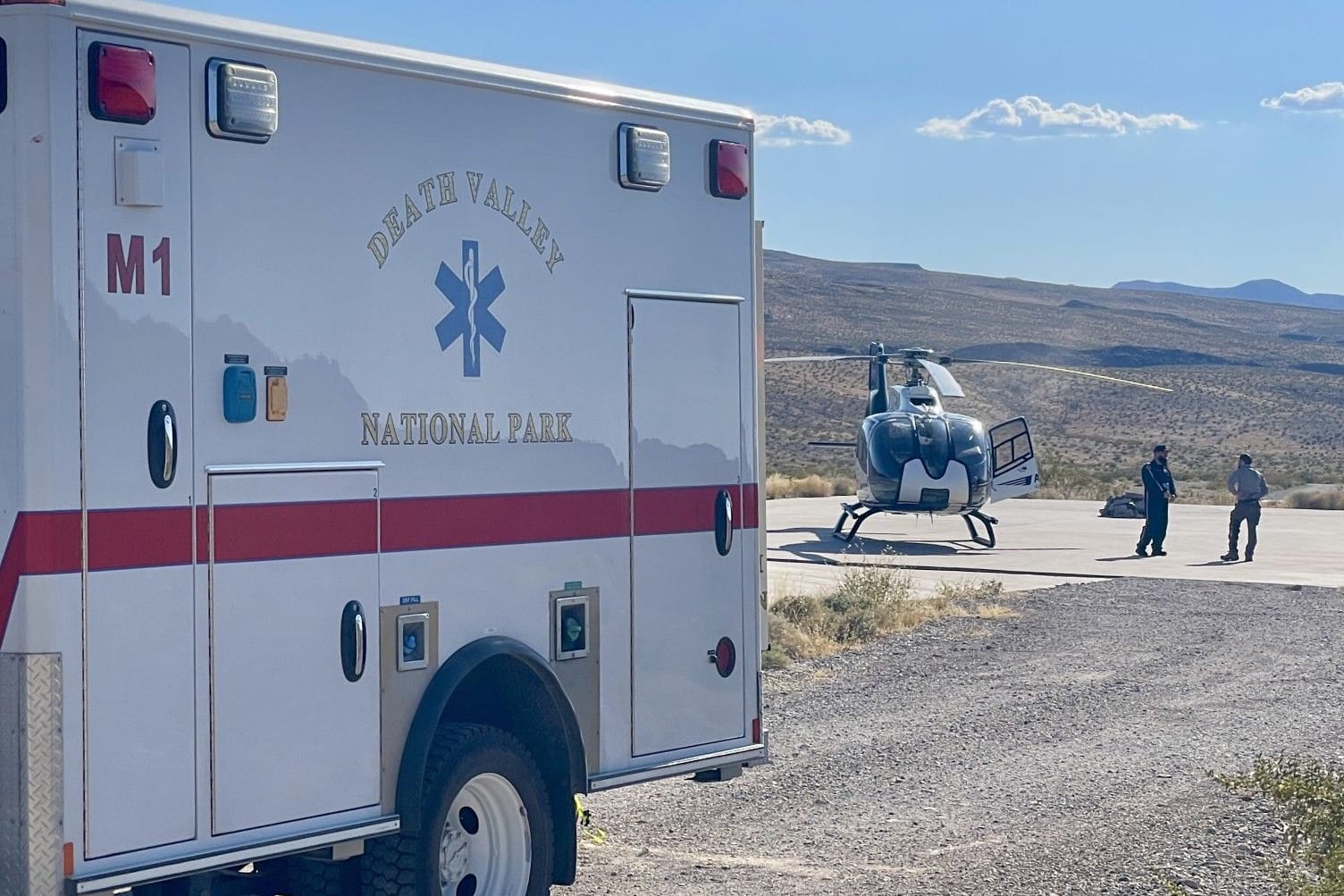 Einsatz im Death Valley: Ein Krankenwagen musste den Mann zuerst aus dem Todestal holen, weil der Hubschrauber dort nicht landen konnte.