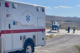 Einsatz im Death Valley: Ein Krankenwagen musste den Mann zuerst aus dem Todestal holen, weil der Hubschrauber dort nicht landen konnte.