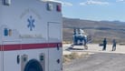 Einsatz im Death Valley: Ein Krankenwagen musste den Mann zuerst aus dem Todestal holen, weil der Hubschrauber dort nicht landen konnte.