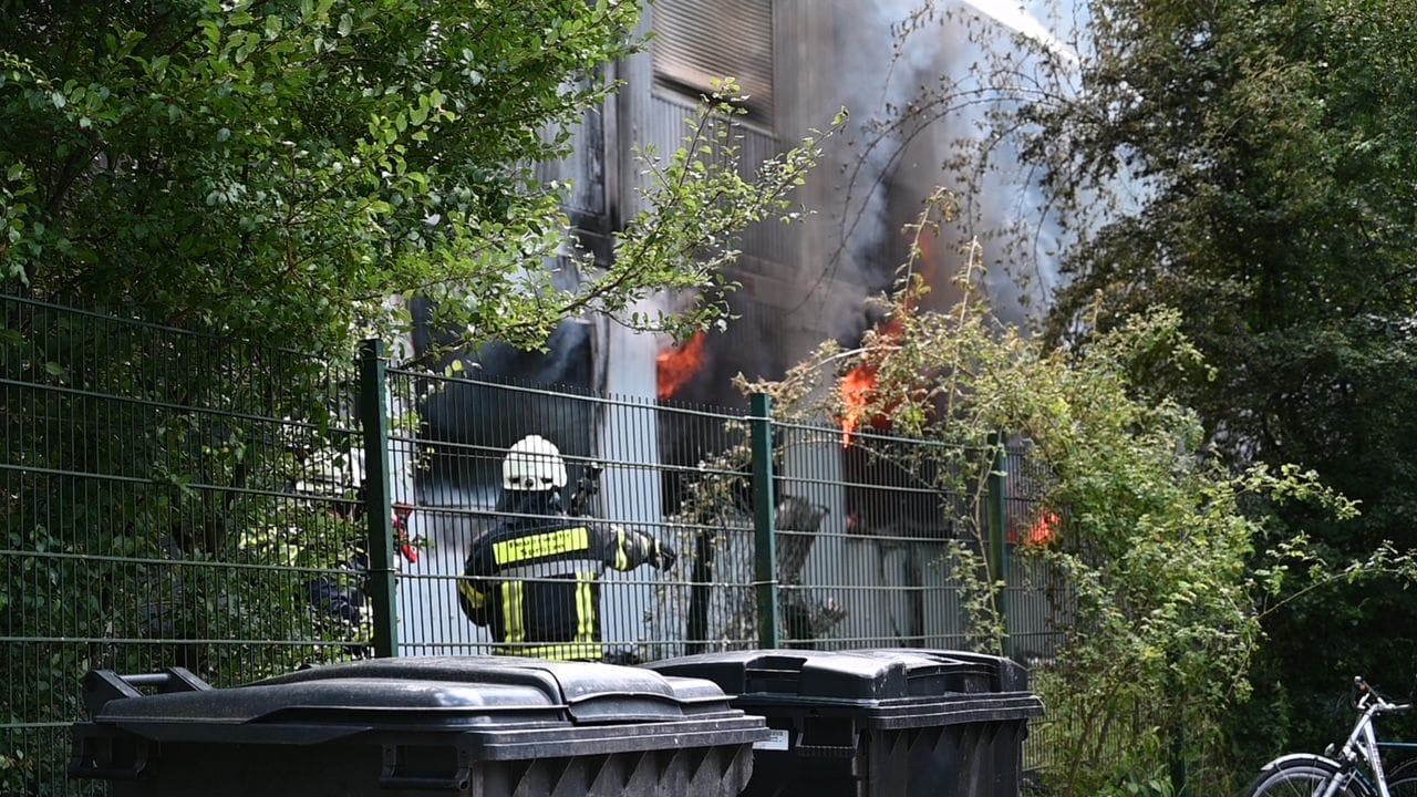 Feuerwehrleute löschen die brennende Unterkunft: Ein Mensch soll bei dem Feuer getötet worden sein.