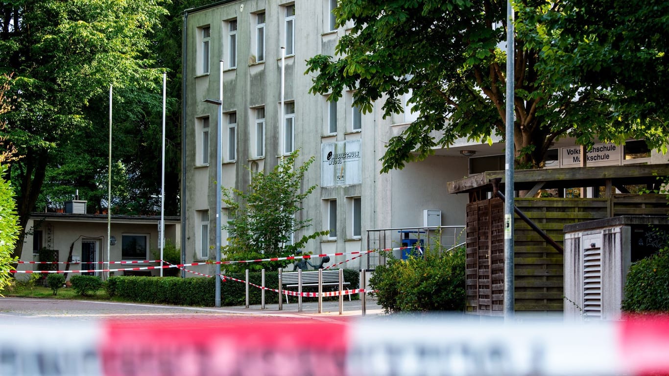 Lehrkraft auf Parkplatz niedergestochen