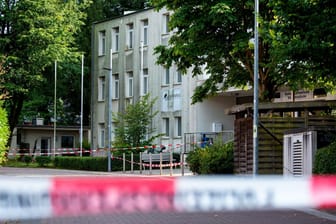 Lehrkraft auf Parkplatz niedergestochen