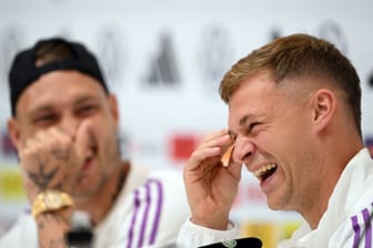 David Raum (l.) und Deutschlands Joshua Kimmich: Die beiden Nationalspieler beantworteten am Montag Fragen bei der DFB-Pressekonferenz.